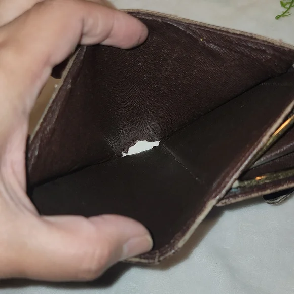 ‼️CLEARANCE SALE‼️ Authentic Louis Vuitton kisslock wallet in Damier Ebene